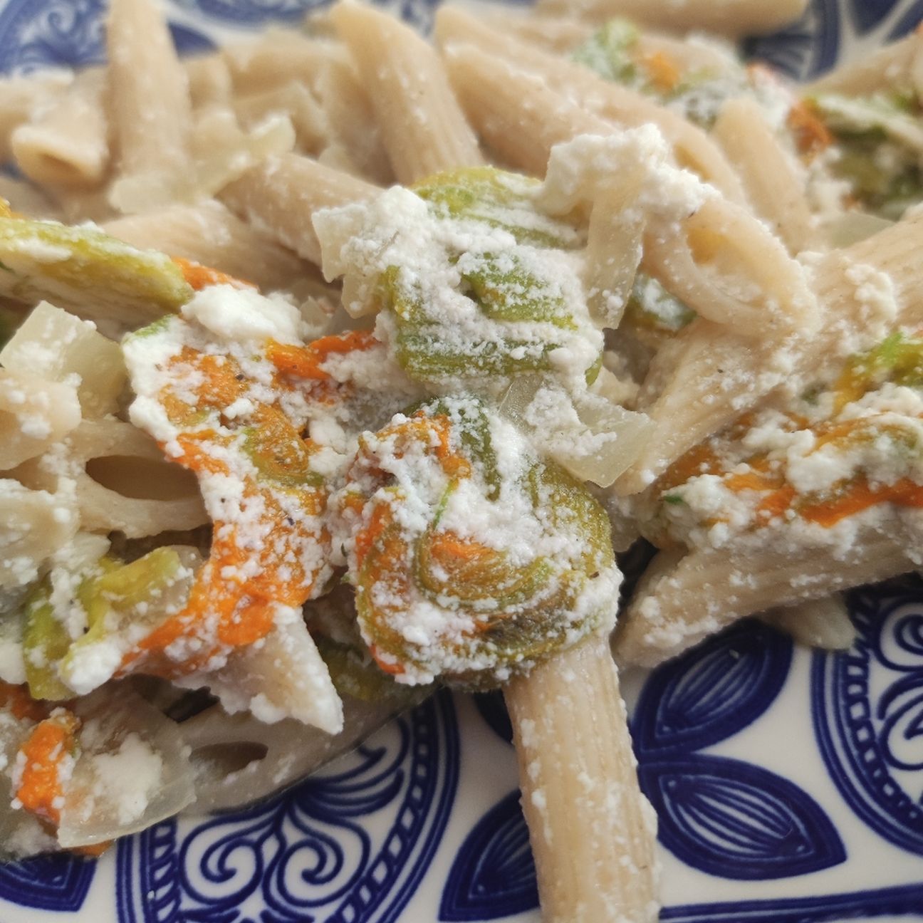 Pennette ai cereali con ricotta e fiori di zucca