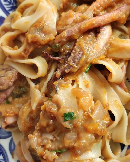 Tagliatelle con passata di datterino giallo e tentacoli di totano
