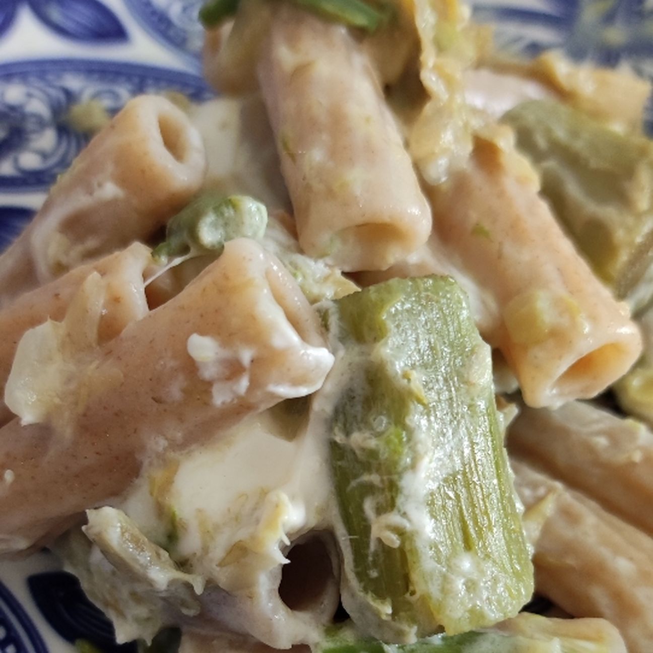 Sedani rigati di farro integrale con carciofi, asparagi selvatici e Philadelphia
