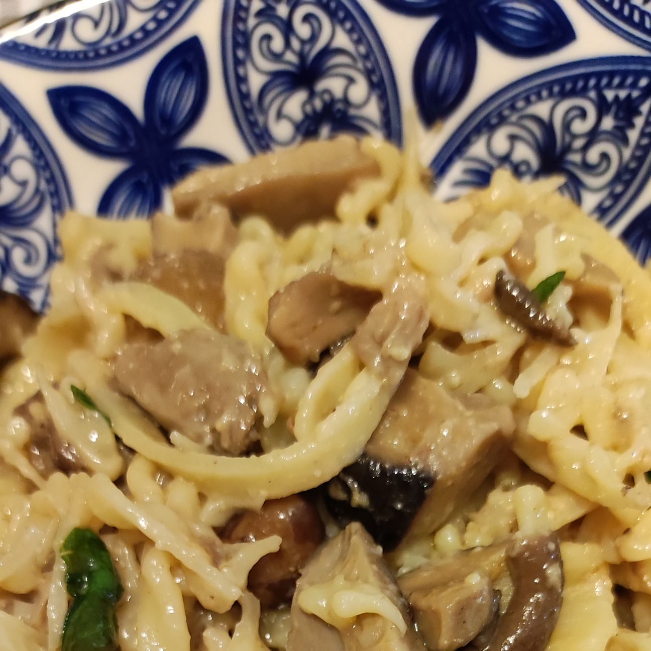 Pappardelle ricce con crema di noci e porcini