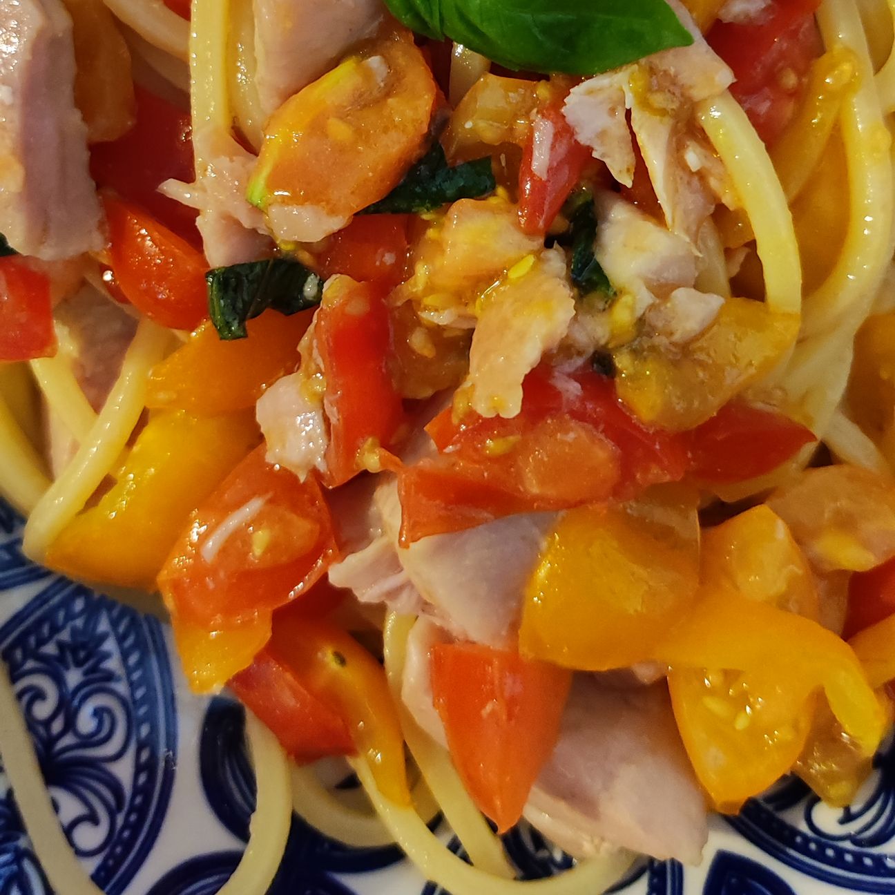 Spaghettoni quadrati con tonno fresco e pomodorini