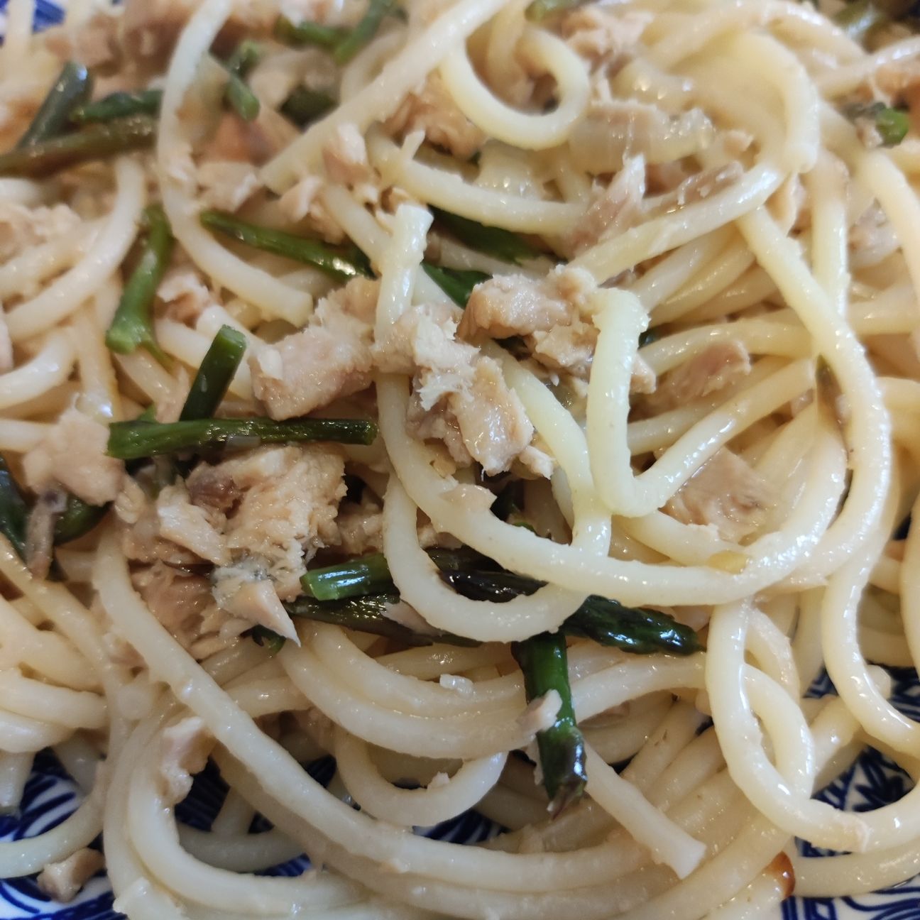 Spaghetti tonno e asparagi selvatici