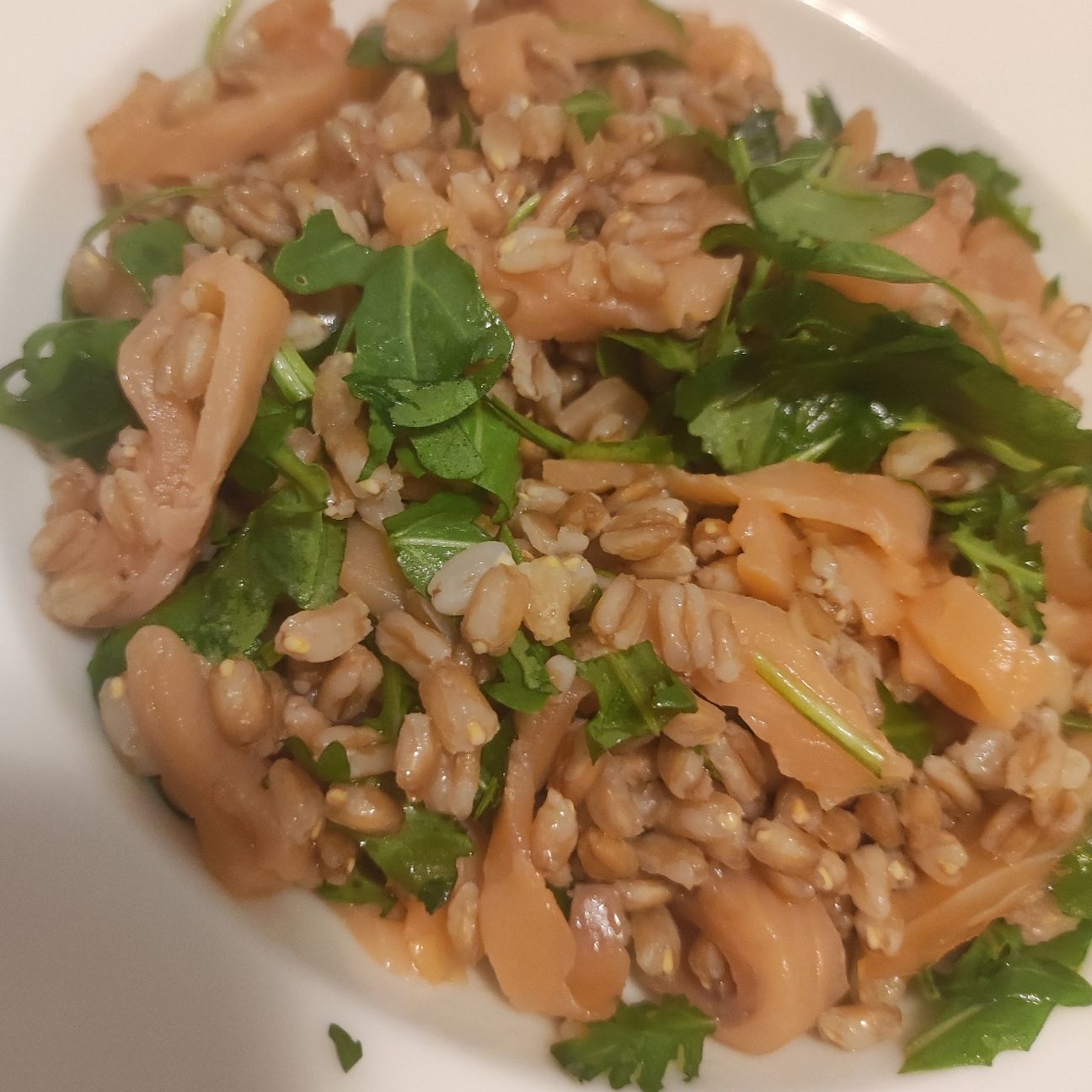 Insalata di farro, rucola, salmone affumicato e limone