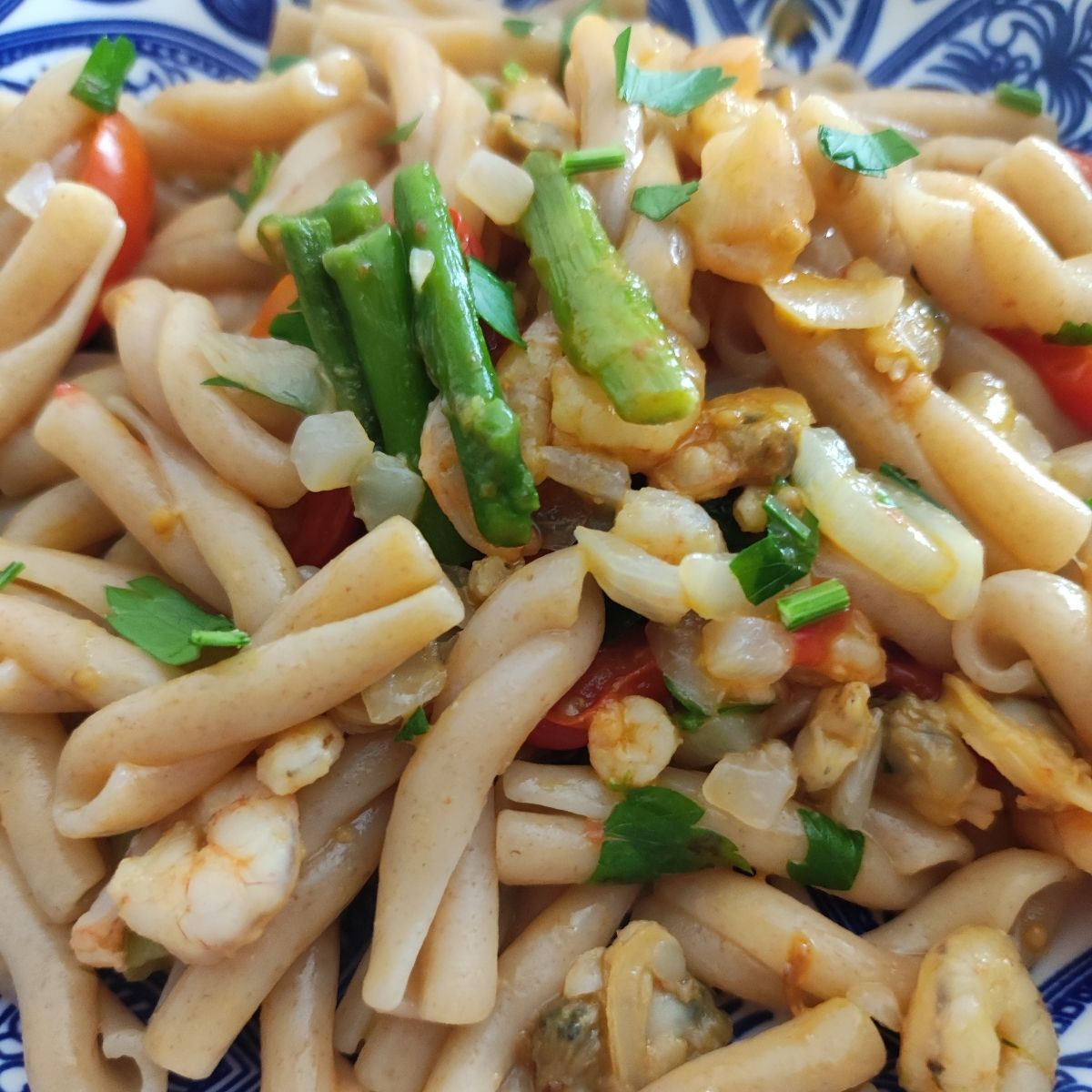 Caserecce di farro con asparagi, vongole e gamberetti