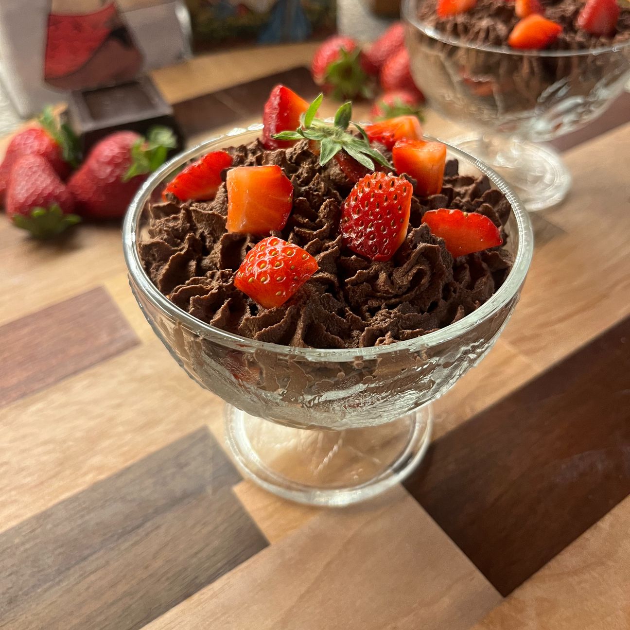 Mousse al cioccolato fondente con rum e fragole