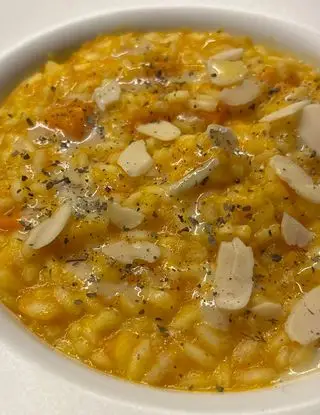 Ricetta Risotto mantecato al burro e grana padano con crema di carote, gorgonzola e scaglie di mandorle di giadaconti