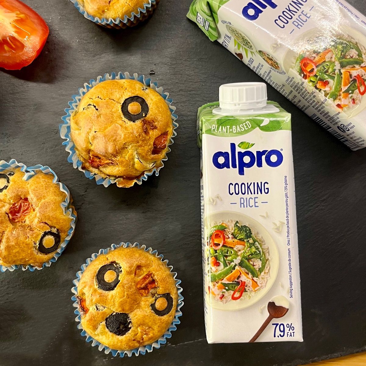 Muffin salati con pomodorini e olive nere