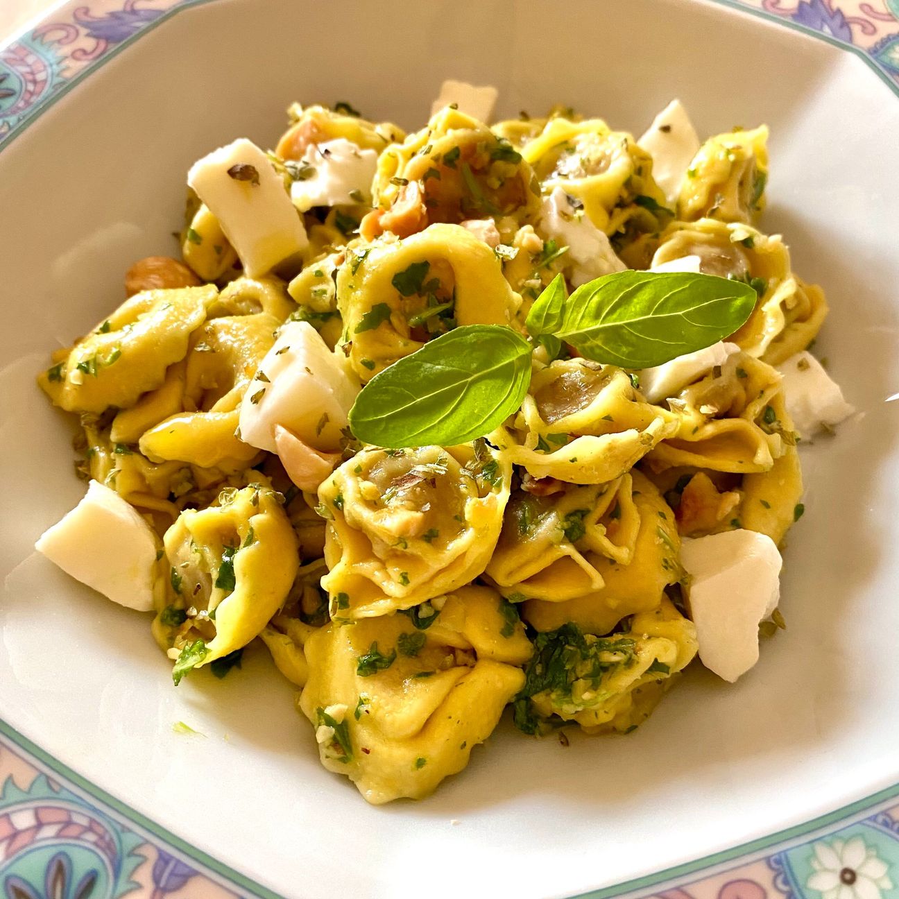 Tortellini al prosciutto crudo PAF con rucola, basilico, nocciole tostate e dadini di mozzarella