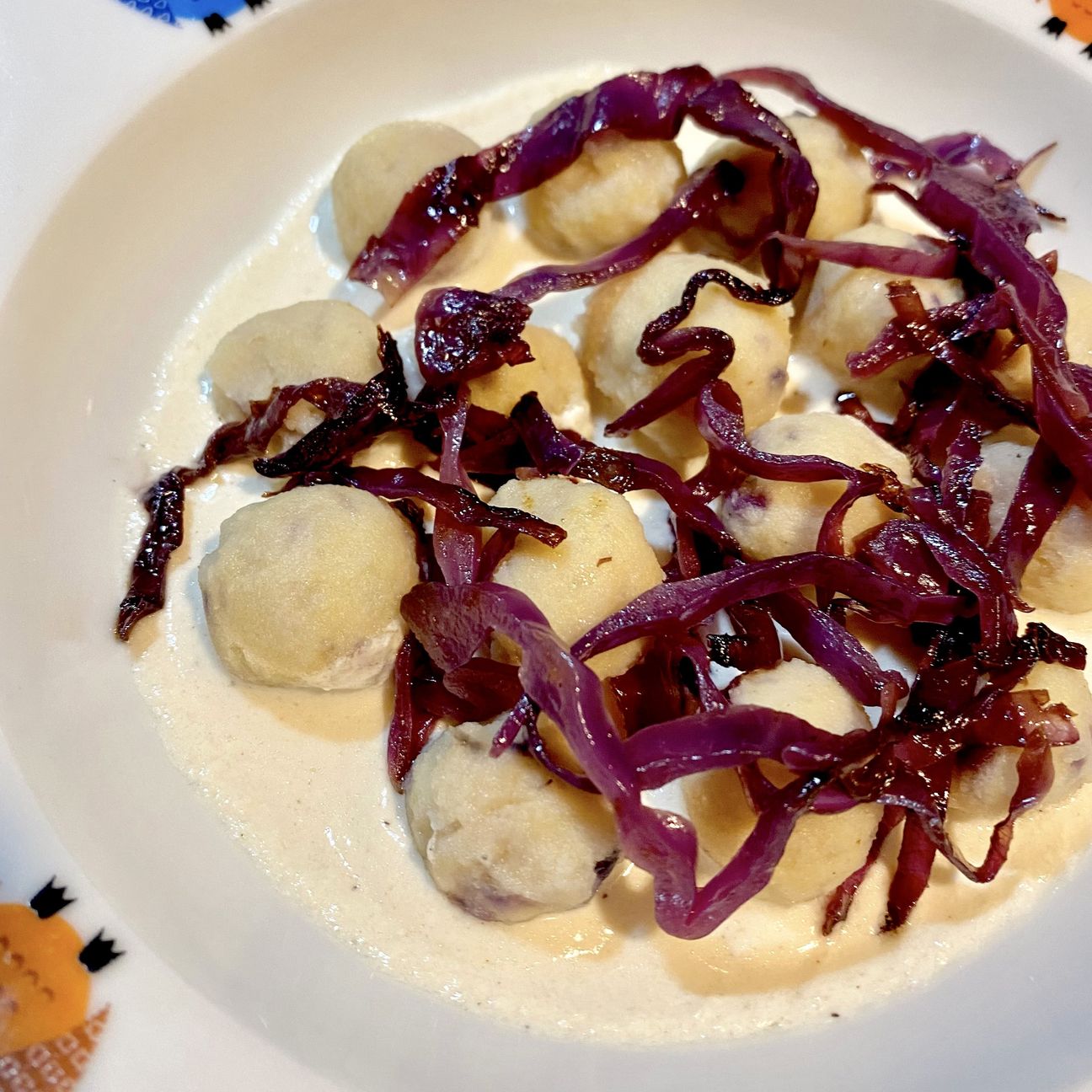 Gnocchi di patate e cavolo viola su crema di parmigiano
