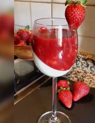 Ricetta Panna cotta alla vaniglia con coulis di fragole di giadaconti