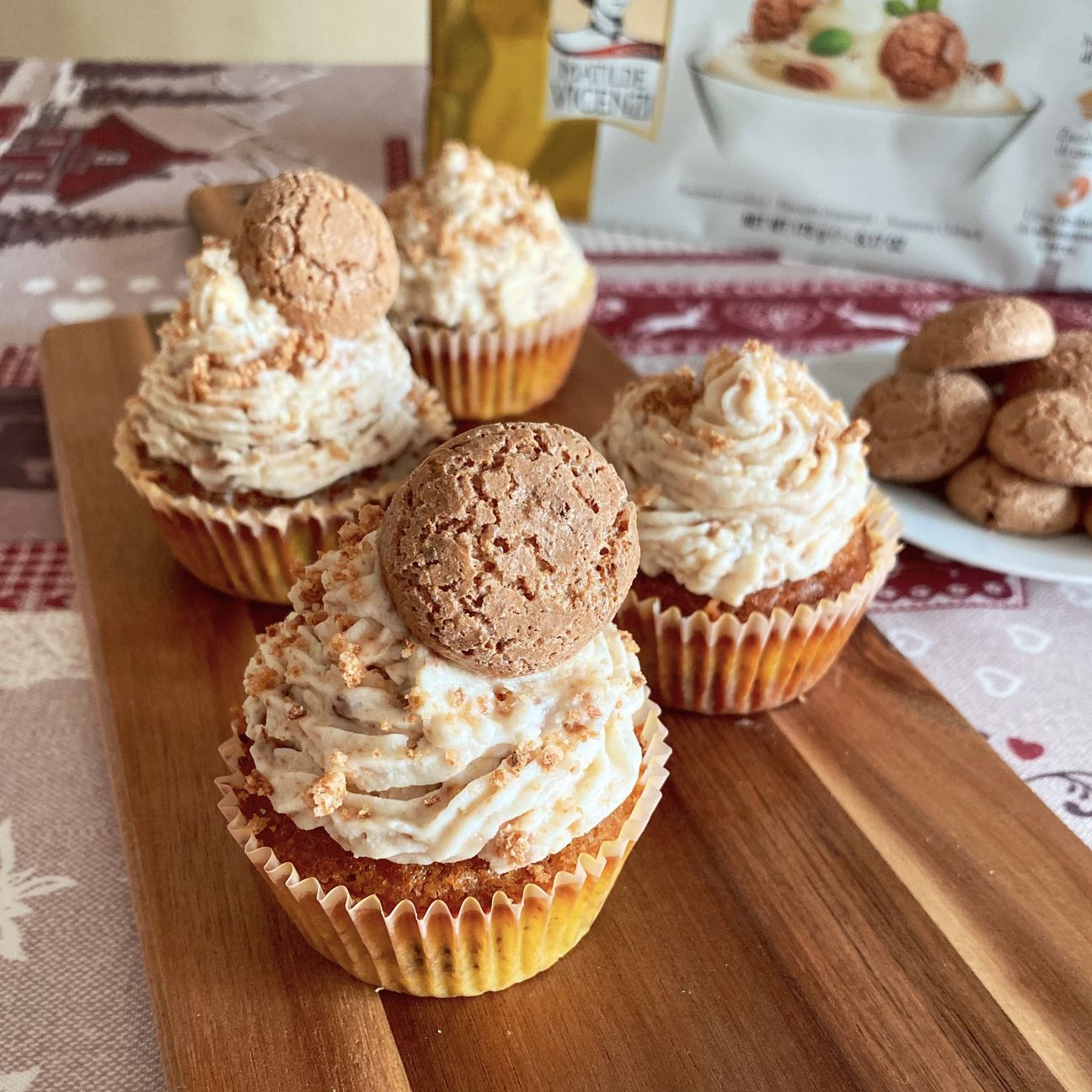Cupcakes cioccolato fondente, amaretti e cuore al caramello salato con frosting agli amaretti