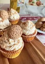 Ricetta Cupcakes cioccolato fondente, amaretti e cuore al caramello salato con frosting agli amaretti