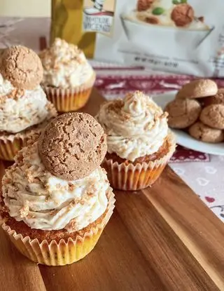 Ricetta Cupcakes cioccolato fondente, amaretti e cuore al caramello salato con frosting agli amaretti di giadaconti