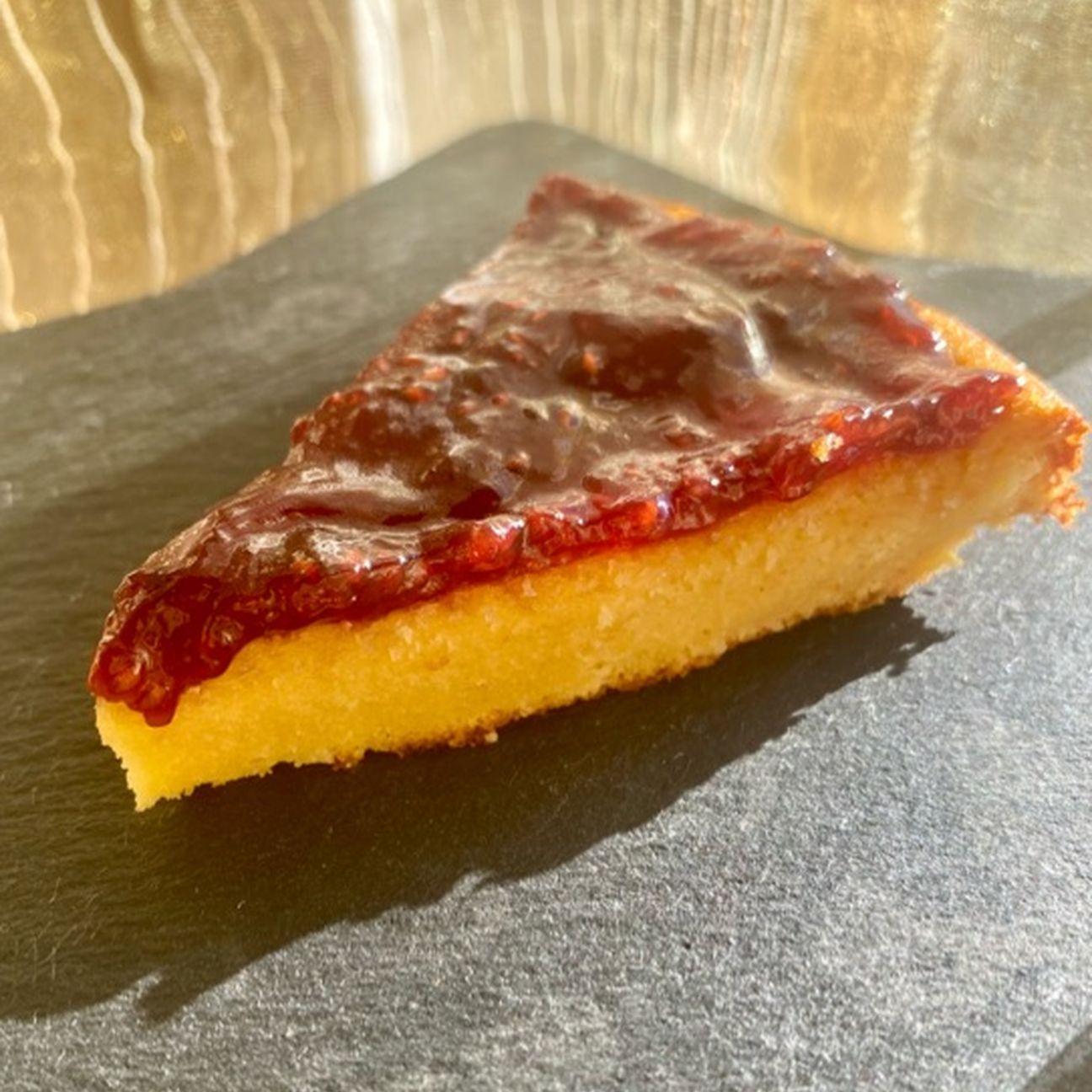 Torta di ricotta senza farina con confettura extra di lamponi