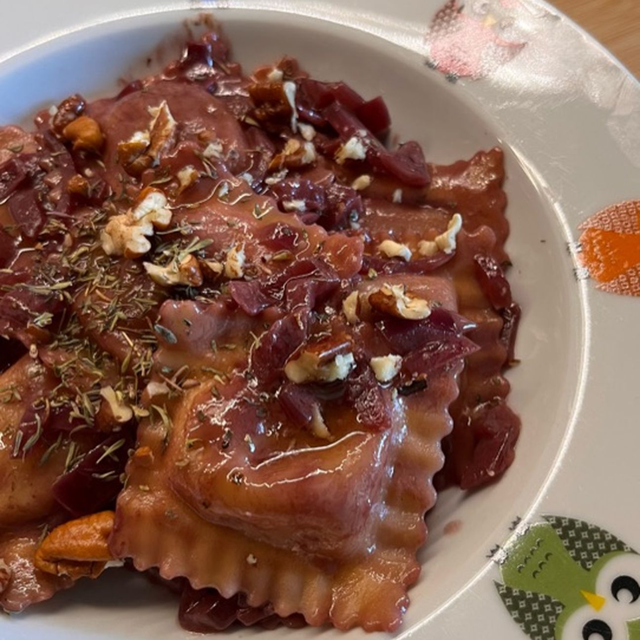 Ravioli salsiccia e funghi con cipolla rossa e vino rosso