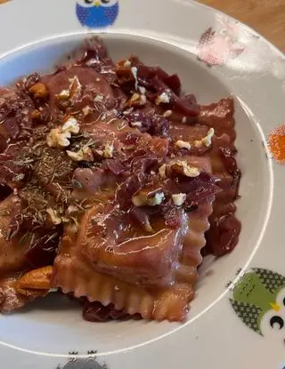 Ricetta Ravioli salsiccia e funghi con cipolla rossa e vino rosso di giadaconti