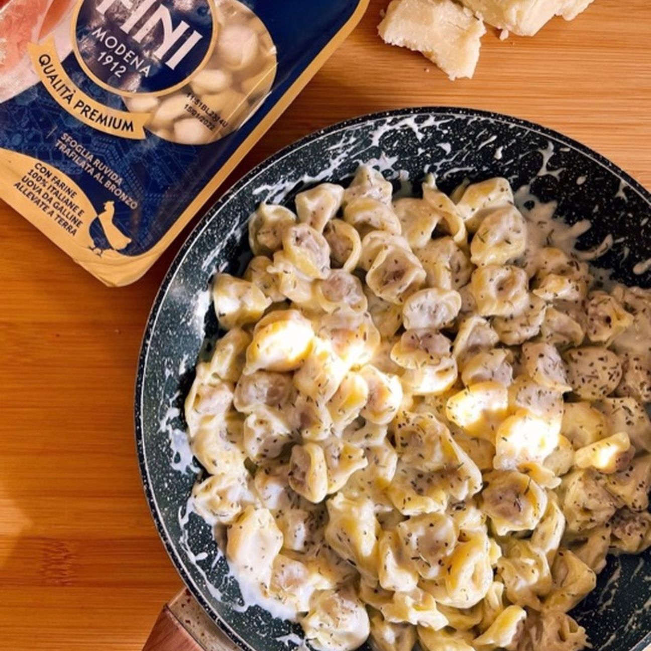 Tortellini prosciutto crudo e parmigiano reggiano con crema di grana padano