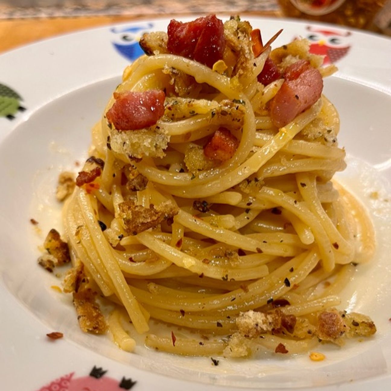 Spaghetti aglio, olio, peperoncino, crema di grana, pane aromatizzato, pancetta