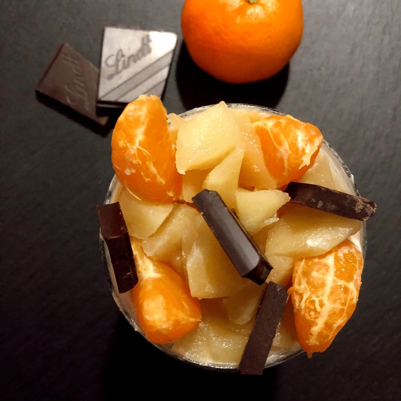 Mousse di robiola all'arancia con mandarini, mele e cioccolato fondente