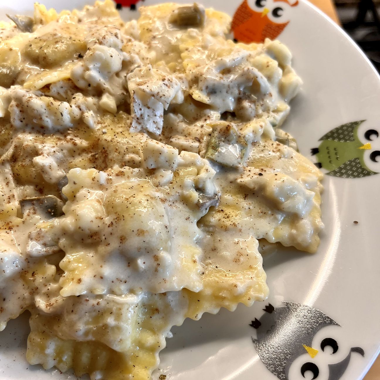 Ravioli di carne con crema di camembert e carciofi