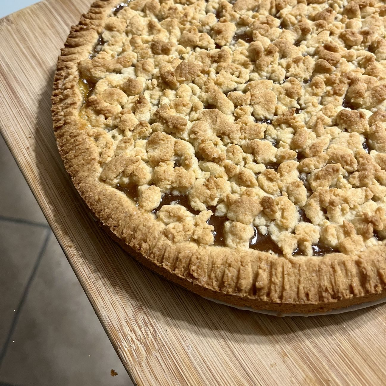 Crostata sbriciolata senza glutine con confettura di pesche