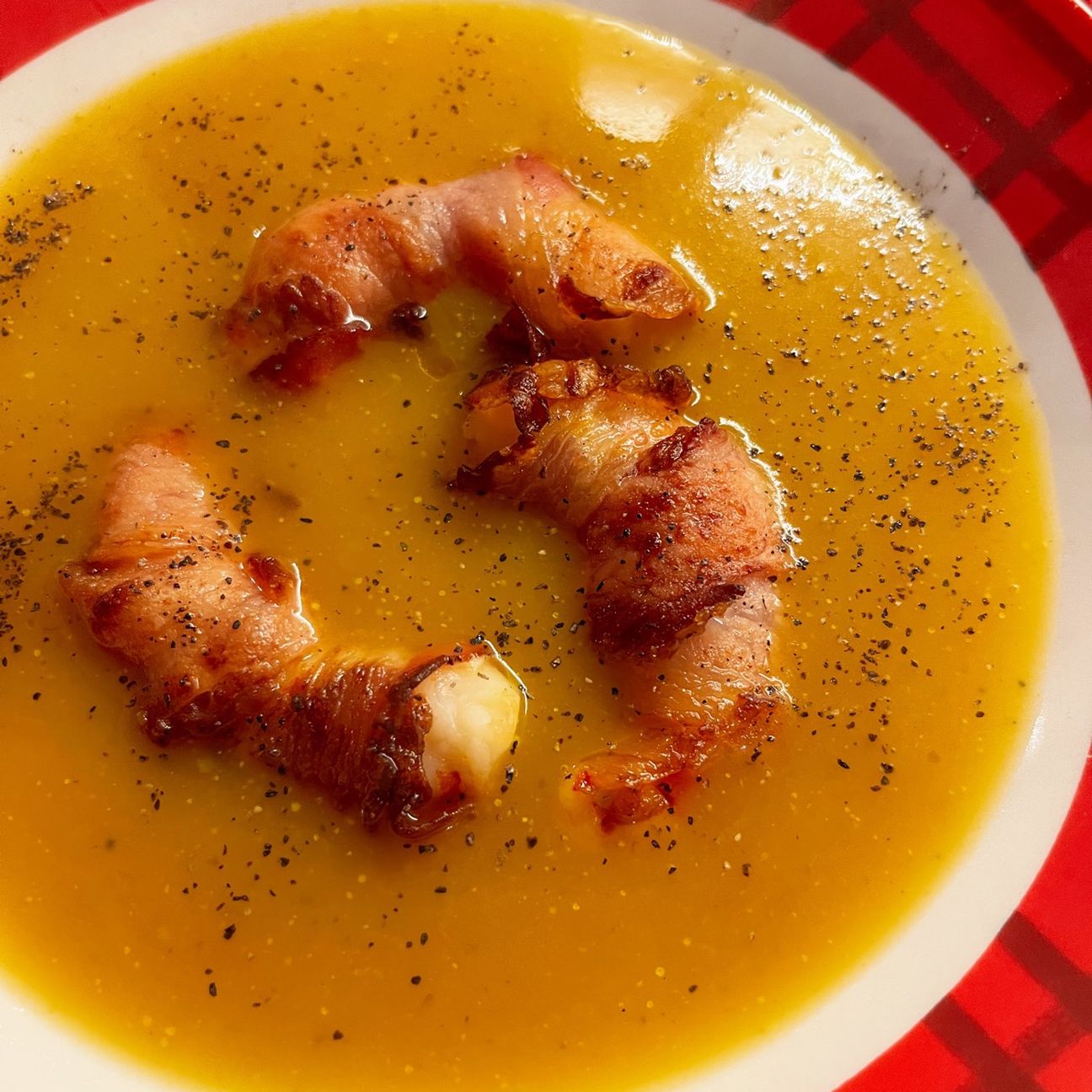 Gamberi al bacon su vellutata di zucca