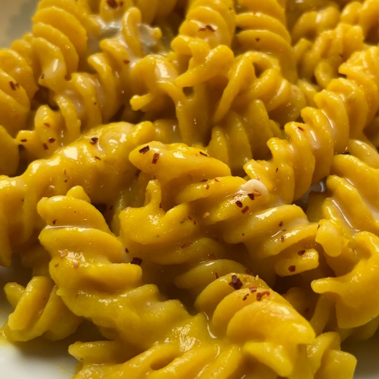 Fusilli di ceci con crema di cavolfiore giallo, zafferano, patate, crema di gorgonzola