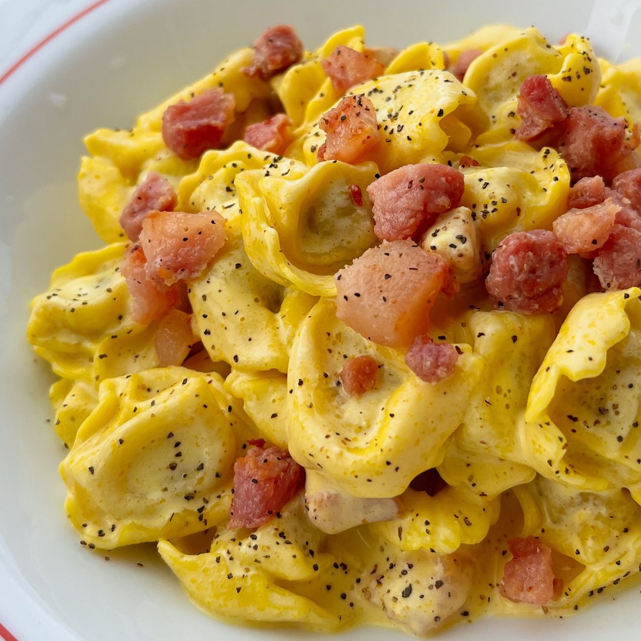 Tortellini di carne con panna, zafferano, pancetta affumicata