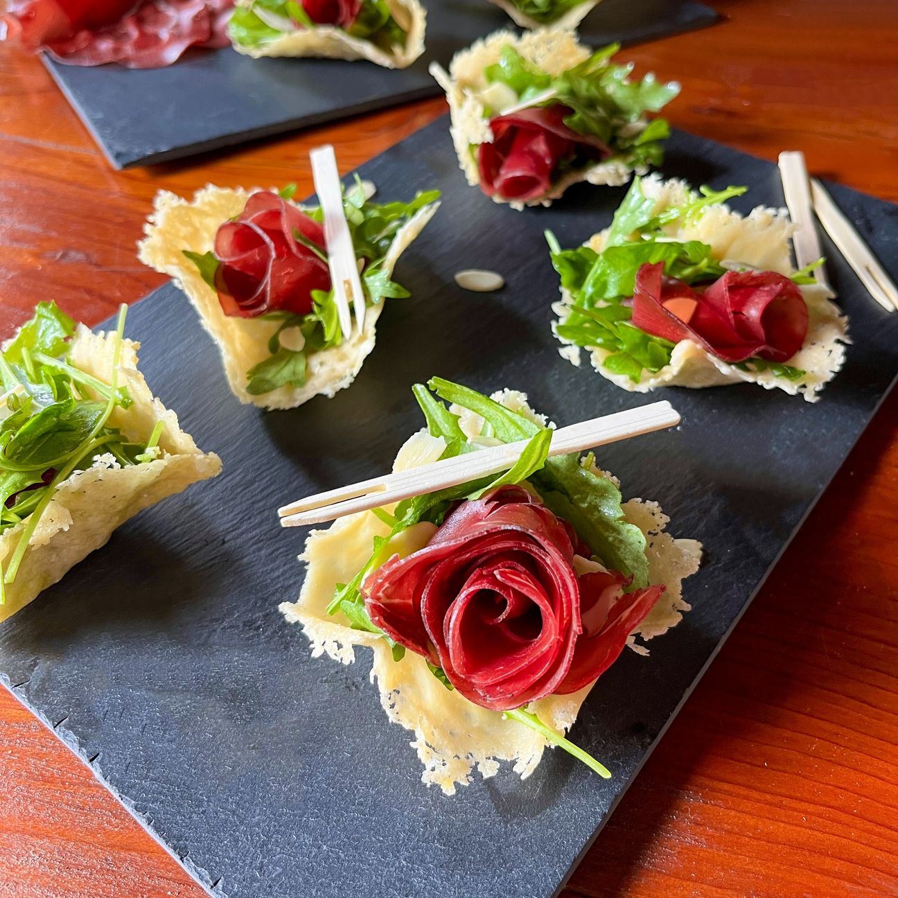 Cestini di Grana Padano con roselline di bresaola