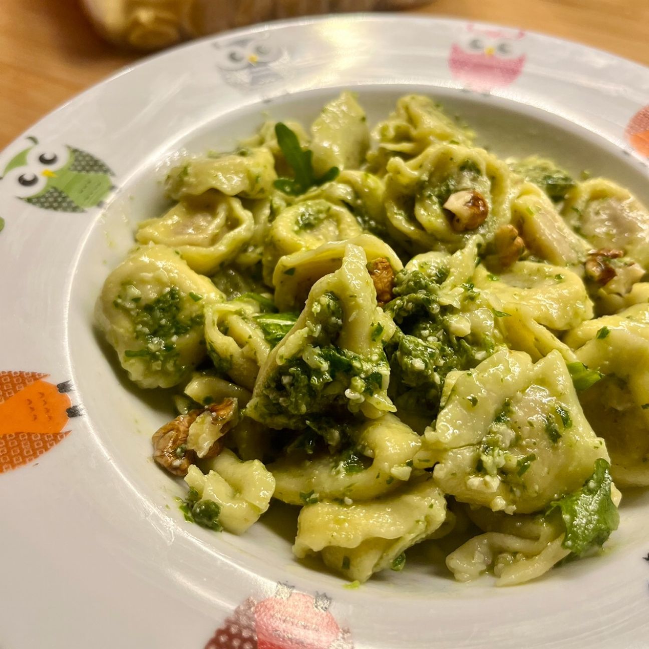 Tortellini con prosciutto crudo e parmigiano reggiano con pesto di rucola