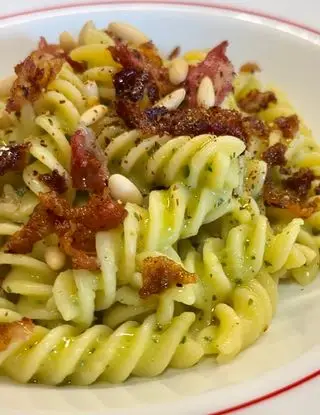 Ricetta Fusilli con crema di zucchine, guanciale, pinoli, fiocchi di peperoncino di giadaconti