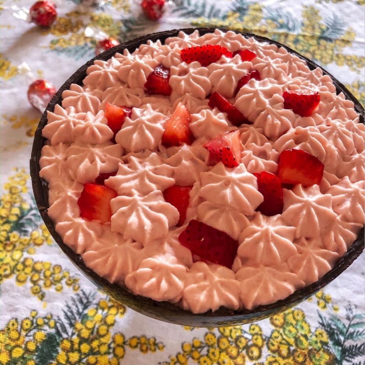Uovo di pasqua con colomba e mousse di fragole