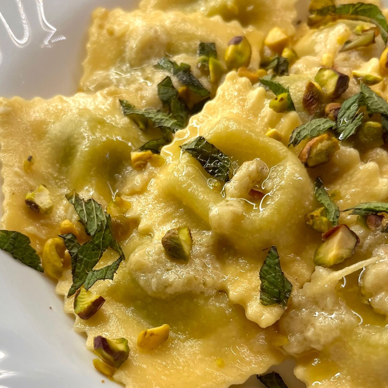 Ravioli di ricotta e erbette con crema di carciofi e granella di pistacchi