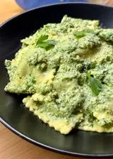 Ricetta Ravioli salsiccia e friarielli con pesto di rucola