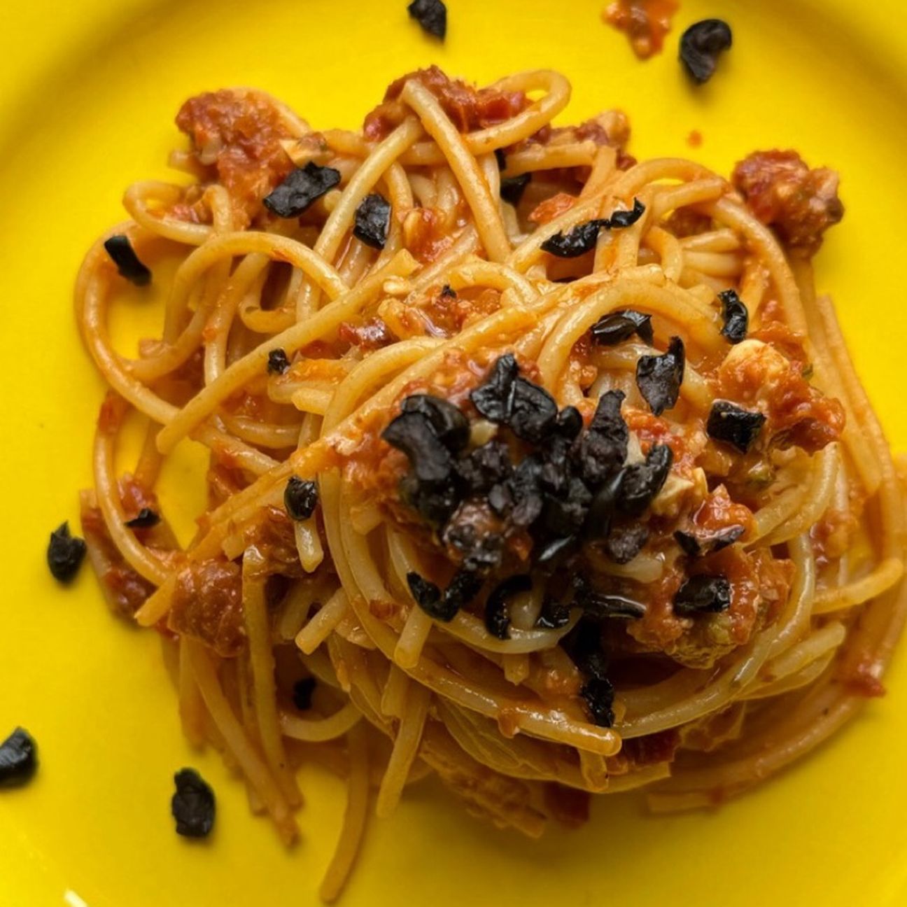 Spaghetti con pesto di pomodori essiccati e polvere di olive nere