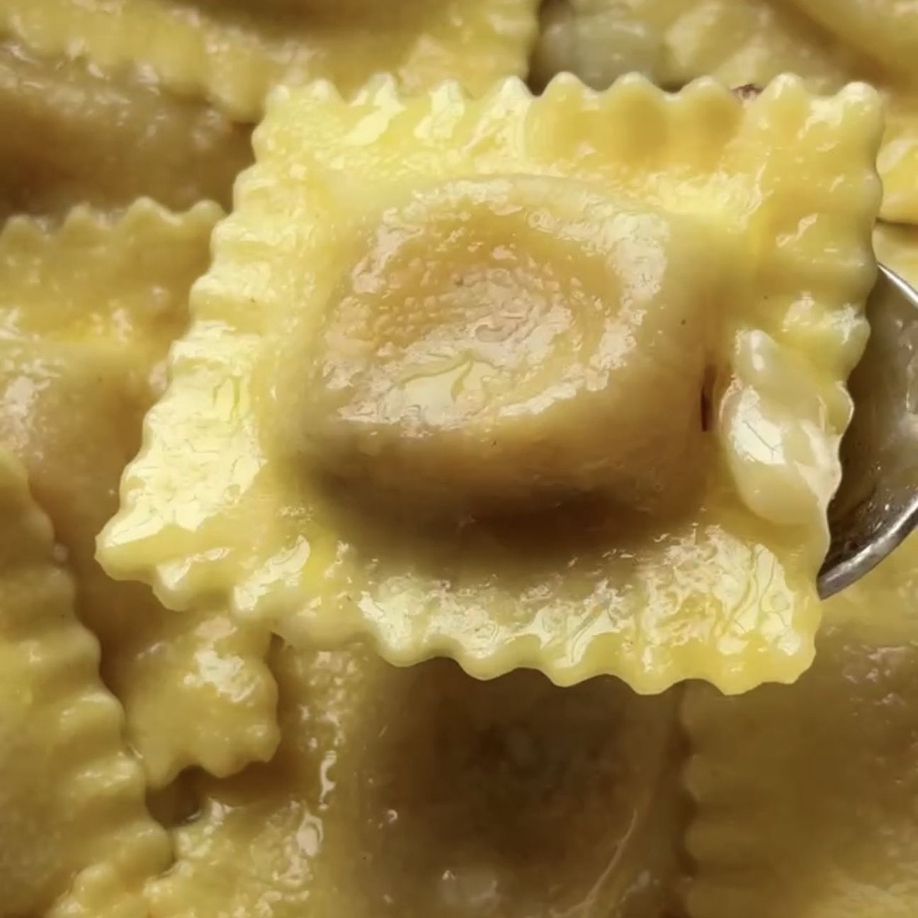Ravioli scamorza e radicchio con base di miele millefiori e pinoli