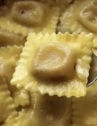 Ricetta Ravioli scamorza e radicchio con base di miele millefiori e pinoli di giadaconti