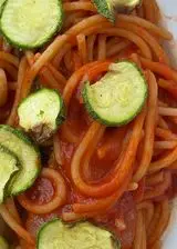 Ricetta Spaghetti al pomodoro, basilico e chips di zucchine croccanti