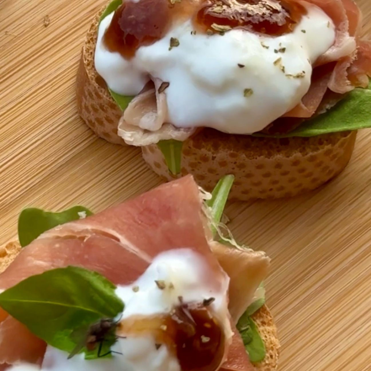 Crostini con prosciutto crudo, burrata, rucola e mostarda di fichi