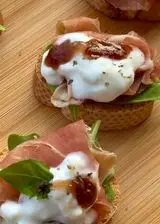 Ricetta Crostini con prosciutto crudo, burrata, rucola e mostarda di fichi