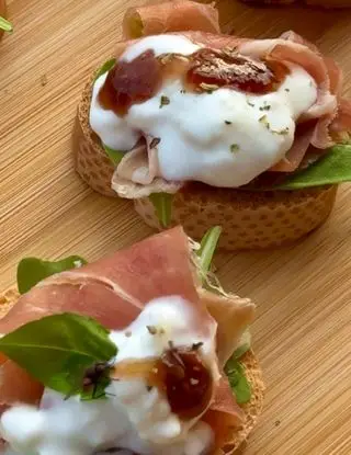 Ricetta Crostini con prosciutto crudo, burrata, rucola e mostarda di fichi di giadaconti