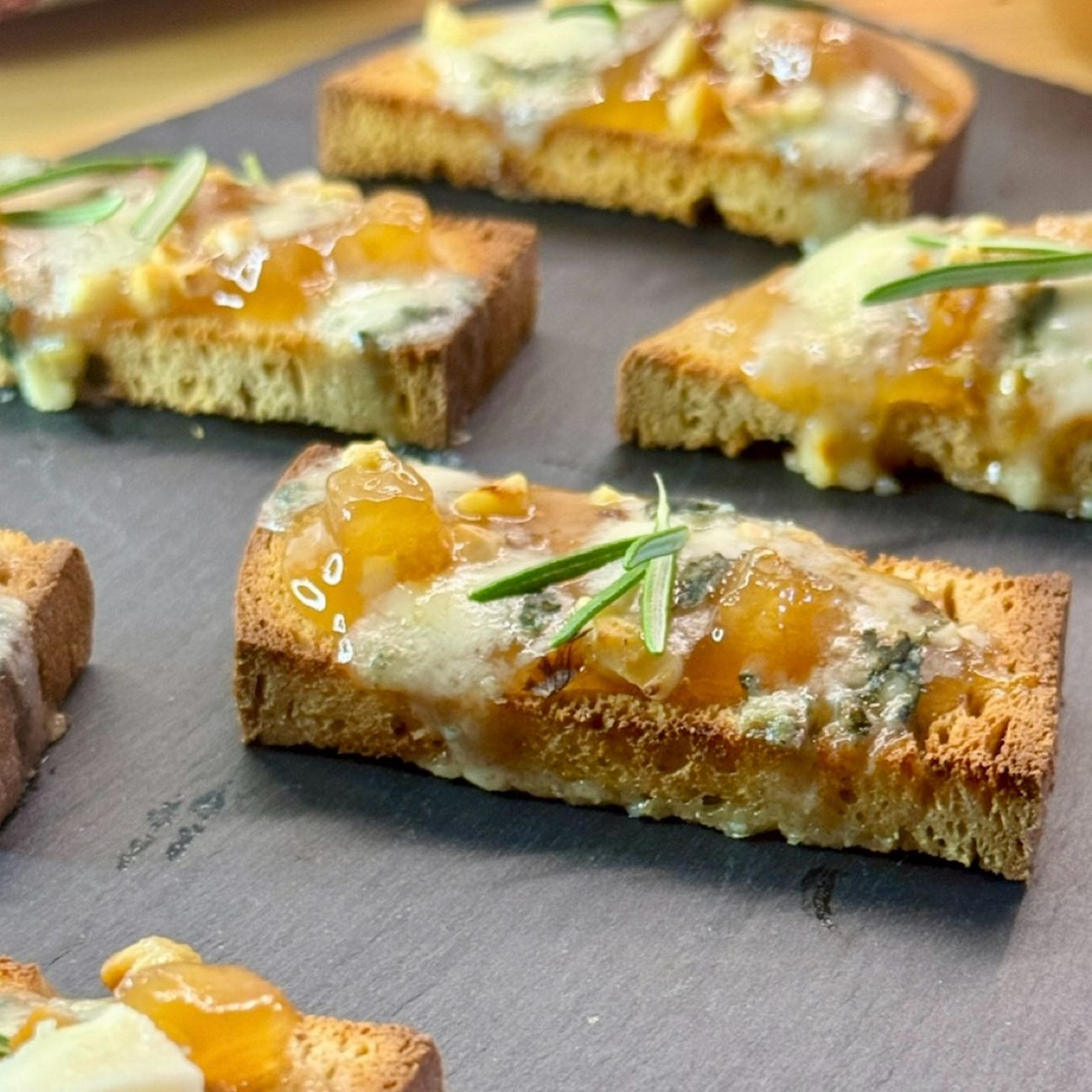Pane tostato con confettura di pere e roquefort