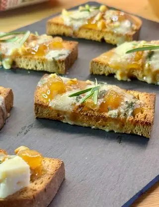 Ricetta Pane tostato con confettura di pere e roquefort di giadaconti