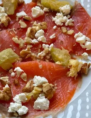 Ricetta Carpaccio di salmone, feta, zucchine e noci di giadaconti