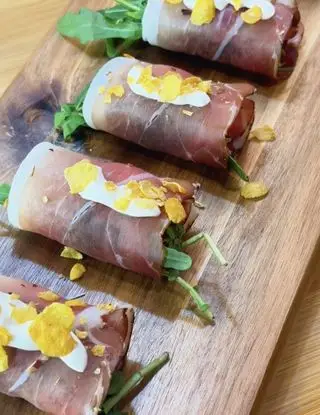 Ricetta Involtini di speck con pomodoro, mozzarella, rucola, fiocchi di peperoncino, formaggio spalmabile e cornflakes di giadaconti