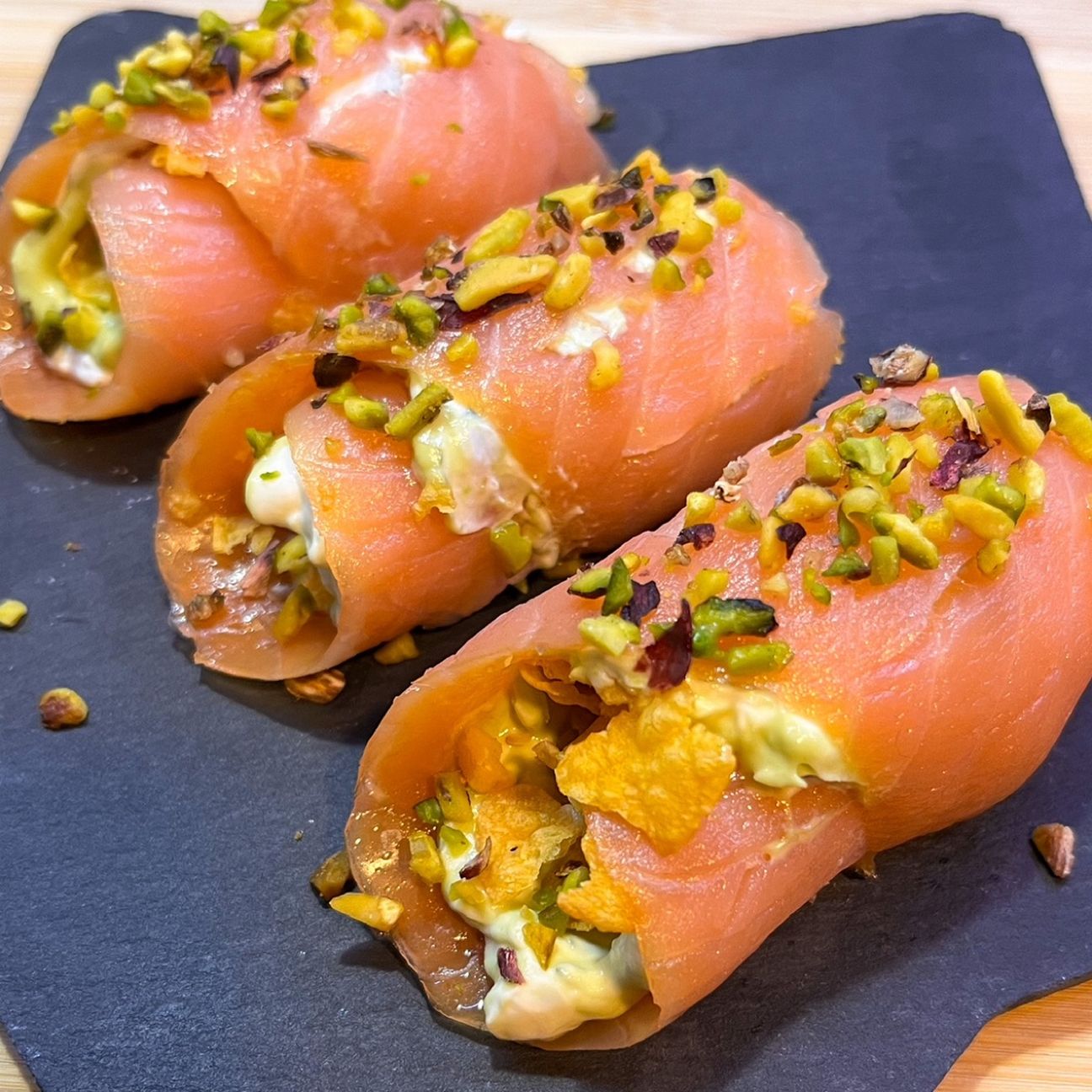 Involtini di salmone affumicato con philadelphia, maionese di avocado, cornflakes e granella di pistacchi 😋✨