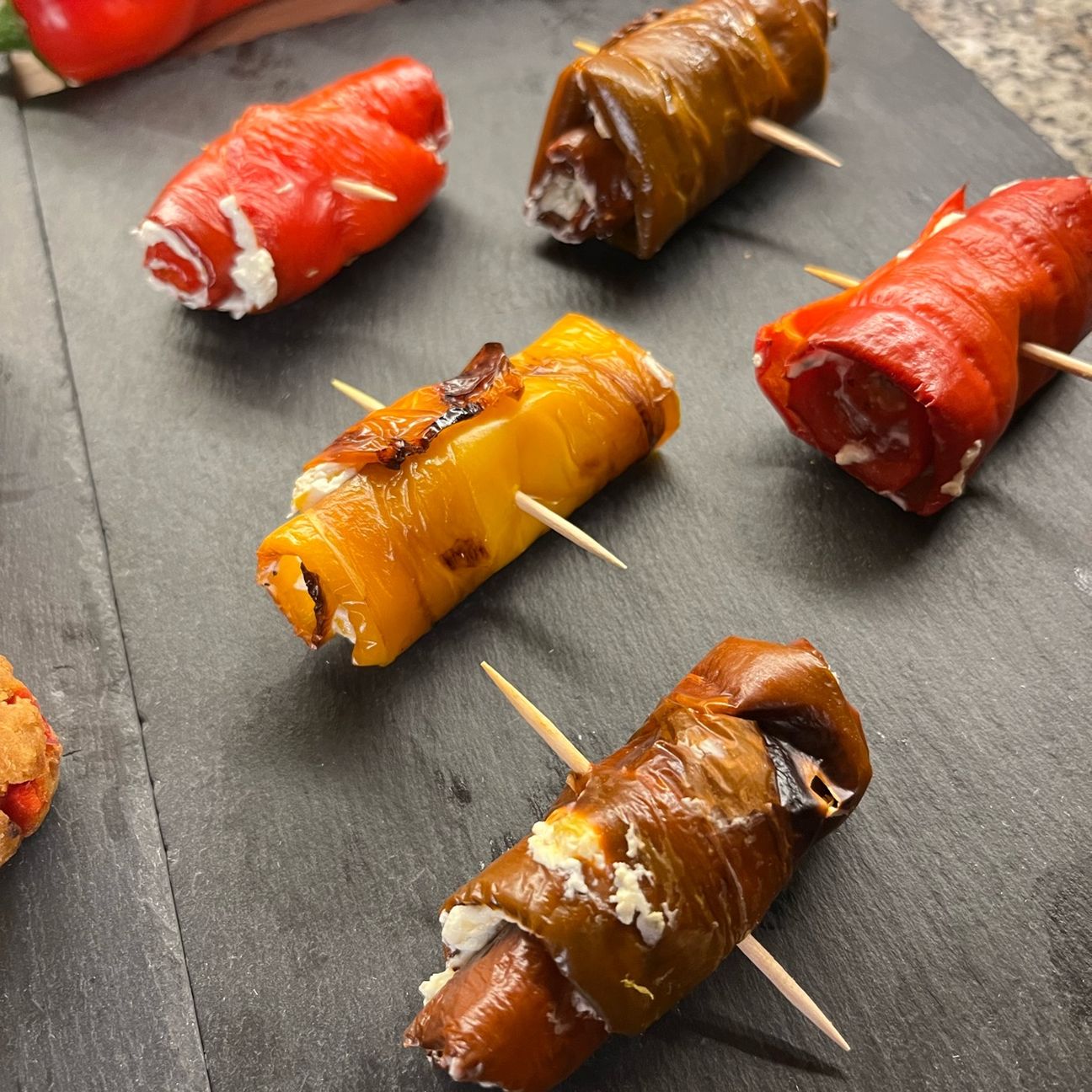 Involtini di peperoni con formaggio spalmabile