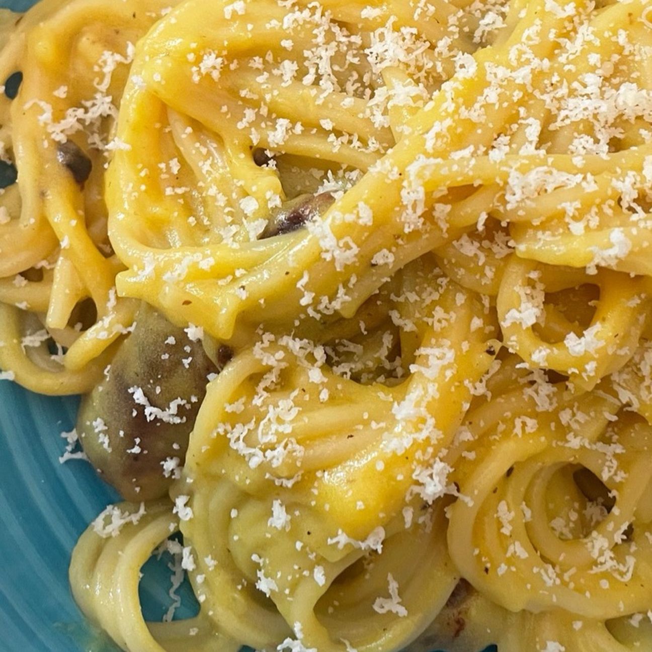 spaghetti alla crema di patate, zafferano e salsiccia