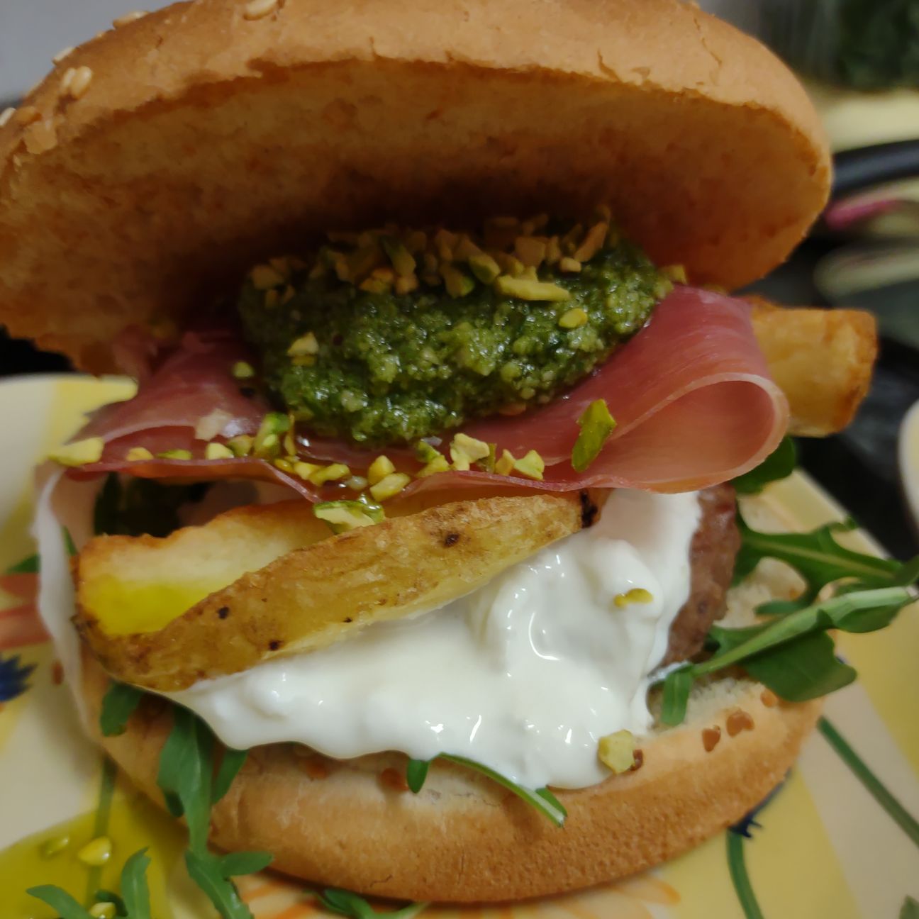 Panino: patate arrosto, prosciutto crudo,stracciatella,rucola,pesto,pistacchio