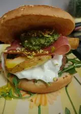 Ricetta Panino: patate arrosto, prosciutto crudo,stracciatella,rucola,pesto,pistacchio